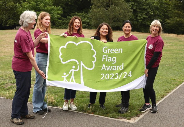 Cannizaro Park volunteers with Green Flag